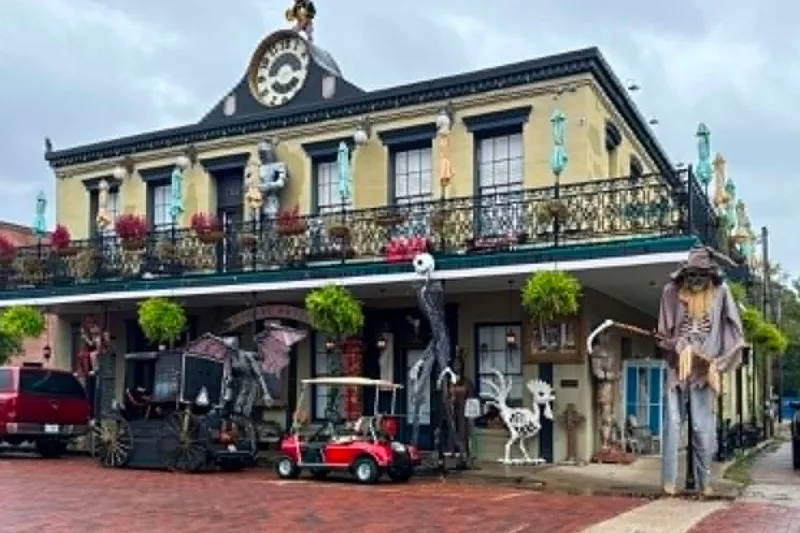Why Ghost Hunters Keep Flocking to This Small East Texas Hotel
