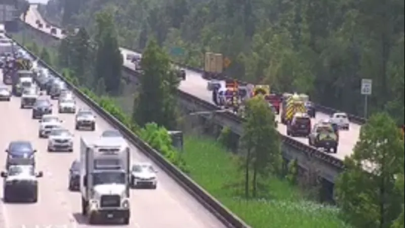 TEAM 2 TRAFFIC: Box truck drives off Bonnet Carre Spillway near LaPlace; 2 left lanes closed going east