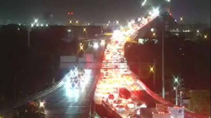 Crash blocking two right lanes on I-10 westbound over Mississippi River Bridge