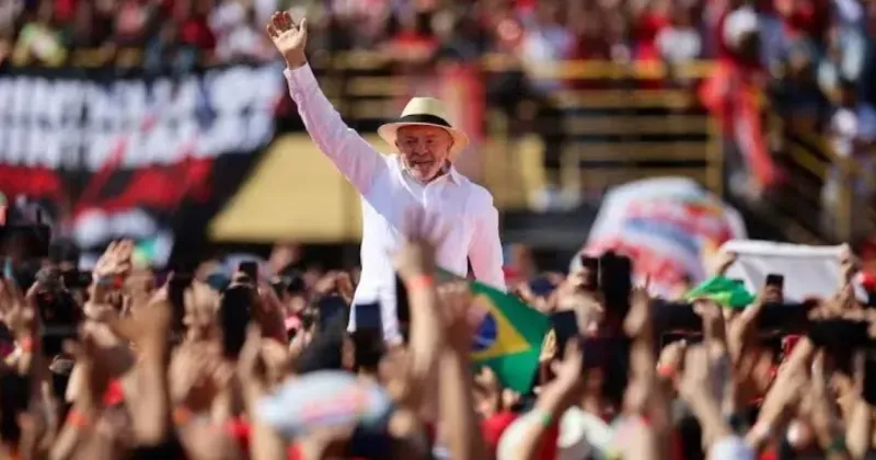 Lula aventaja por seis puntos a Bolsonaro en nueva encuesta en Brasil