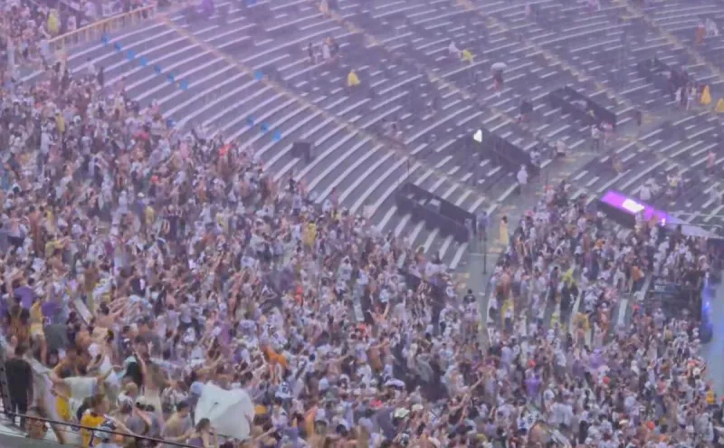 LSU Students Sing 'Rain Themed' Songs During Lightning Delay