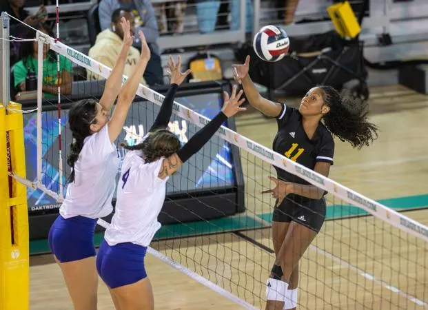 Xavier wins thriller over Loyola in SSAC debut