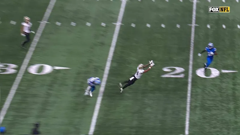 Can't-Miss Play: DeVaughn Vele fully extends for impressive 31-yard grab