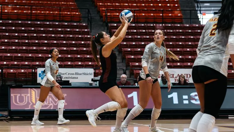 Warhawks Take Down Cardinals in Three Sets
