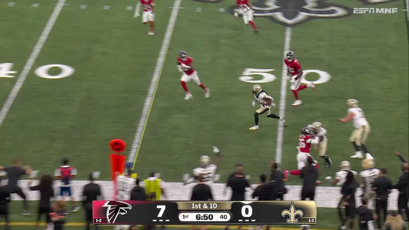 Alvin Kamara finds space on 17-yard screen pass from Tyler Shough