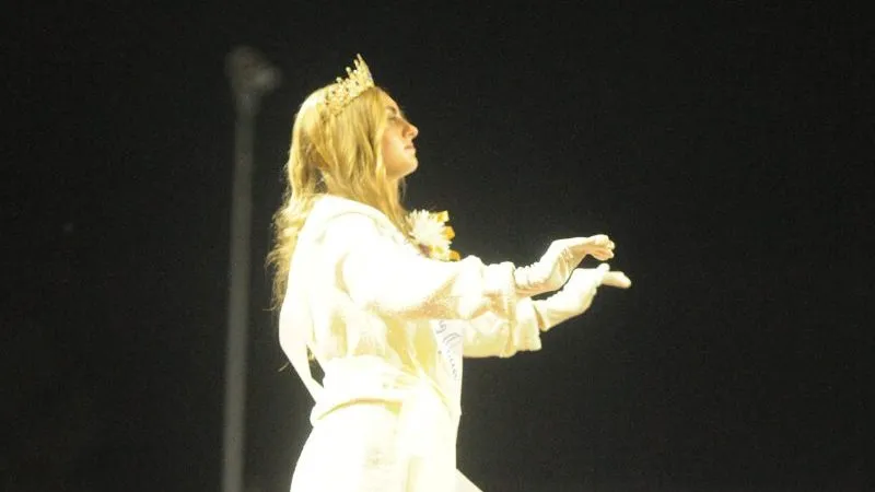 Moments after earning Homecoming crown, Hahnville senior leads halftime show