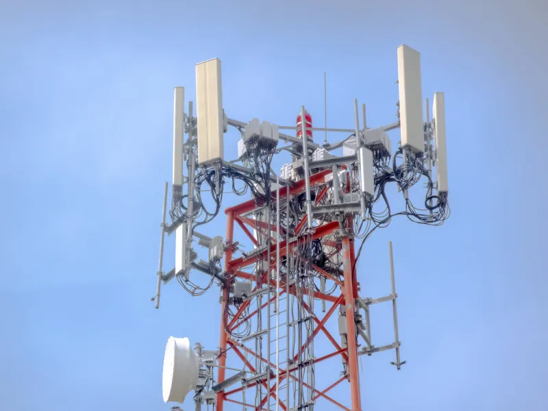 SpaceX's flight ambitions fuel a fight over spectrum access