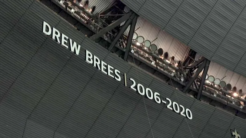 Drew Brees' name takes its place in the Superdome rafters ahead of Ring of Honor ceremony