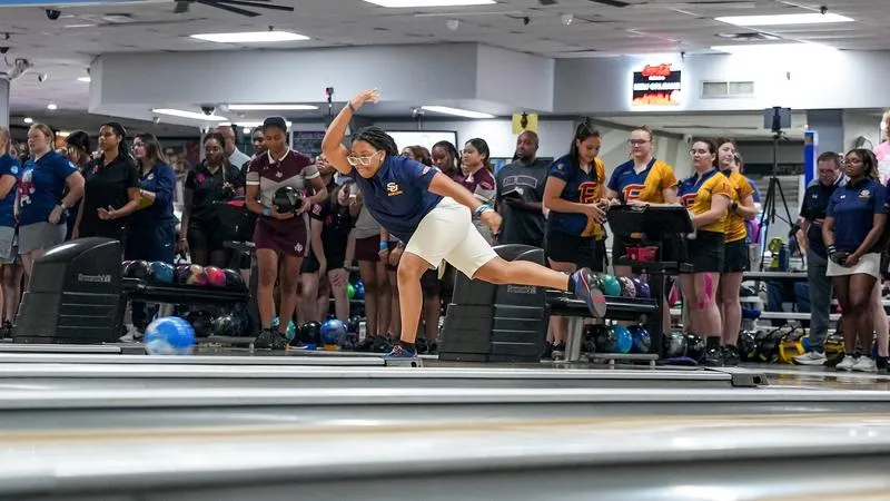 Bowling Closes Out Colonial Lanes Classic