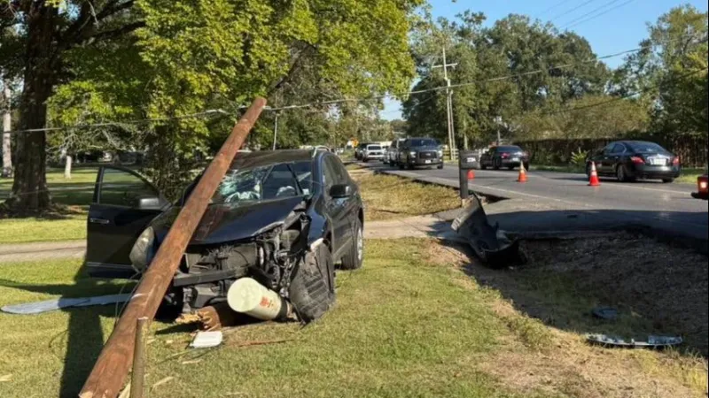 La. 621 at Lakeway partially closed due to crash involving utility pole