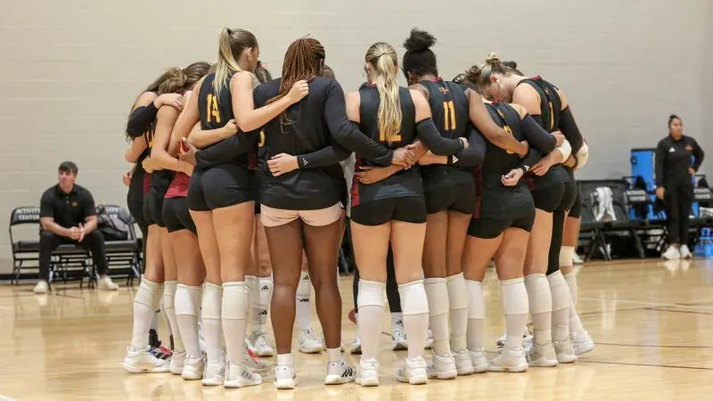 Warhawk Volleyball Falls in Four to Southern Miss