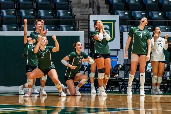 SLU Continues Streak in Win Over HCU