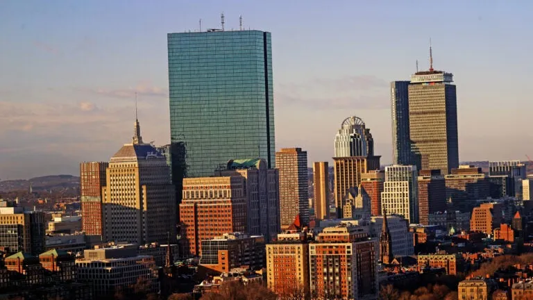 3 flee after allegedly trying to climb iconic Boston weather beacon
