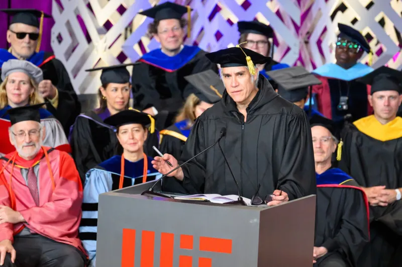 Alejandro Aravena urges School of Architecture and Planning graduates to lead with kindness, honor the truth