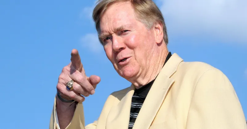 Raymond Berry, former Baltimore Colts star and New England Patriots head coach, dies at 93