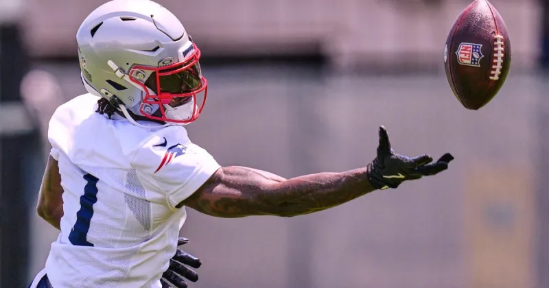 A.J. Brown "ready to go" with Patriots after passing physical, Mike Vrabel says