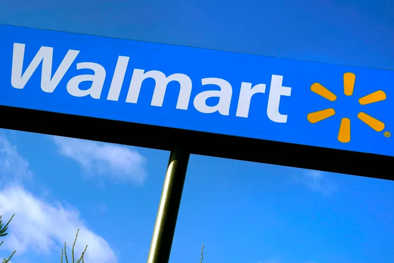 Man arrested after allegedly leaving child in hot car at Mass. Walmart