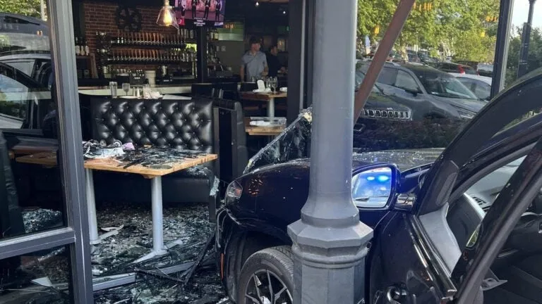 3 injured when car crashes into Newburyport restaurant