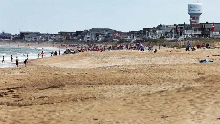 Boater remains missing after crash off of Salisbury Beach