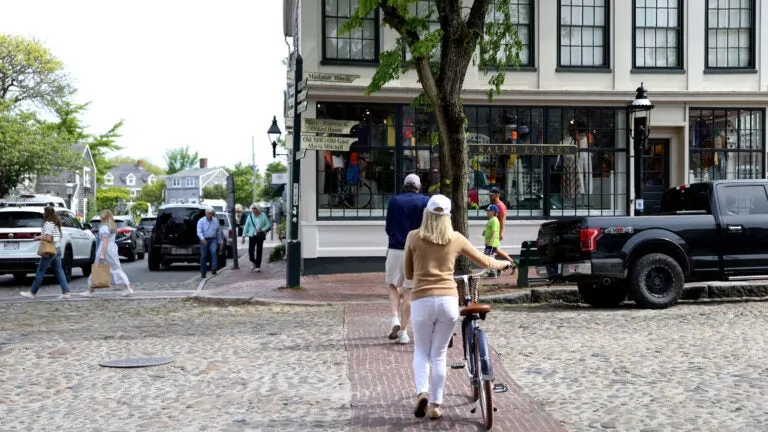 Nantucket store's 'No Influencers' sign sparks debate over where online creators are welcome