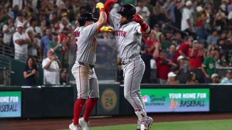 Red Sox hit back-to-back HRs in 8th to beat A's 5-4