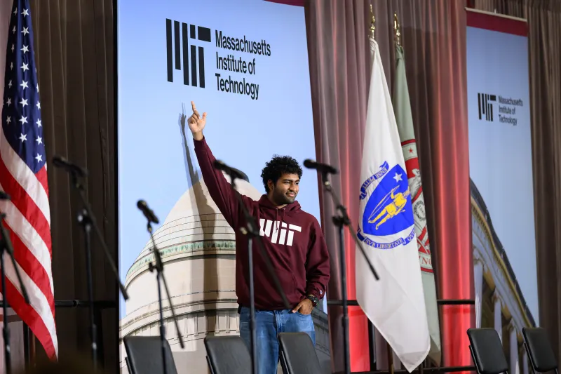 At MIT convocation, a warm welcome for the Class of 2030