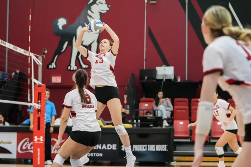 Volleyball falls in South Carolina tournament to open up season