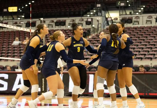 Women's Volleyball Falls Short On Day One Of Saluki Bash