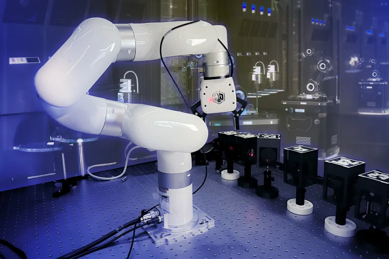 Robotic lab sets up and runs optics experiments on demand
