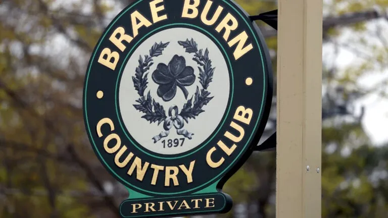 Car crashes into golf shop at country club in Newton