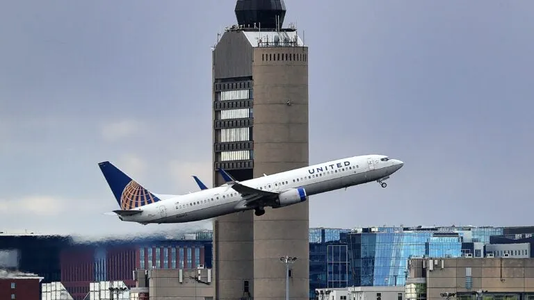 Equipment issue delays over 400 flights at Logan Airport Monday