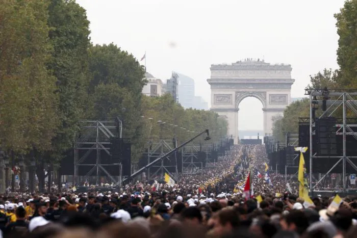 Pope Leo draws 800,000 to Mass in the heart of Paris