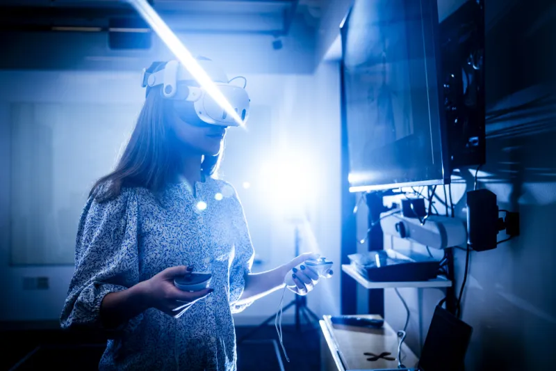 This virtual reality system lets healthcare students practice with AI