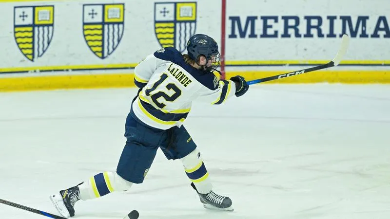 Men's Hockey Set To Raise Hockey East Banner Against UNH Thursday