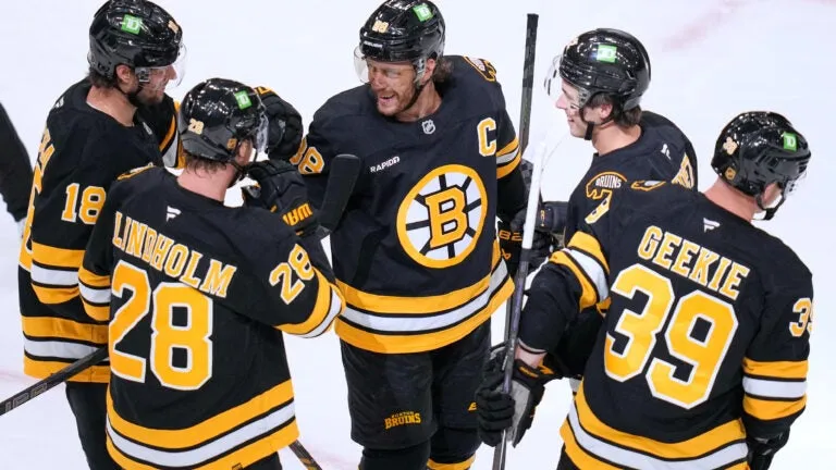 Pastrnak scores 2 goals, adds 2 assists in the Bruins' 6-1 rout of the Mammoth