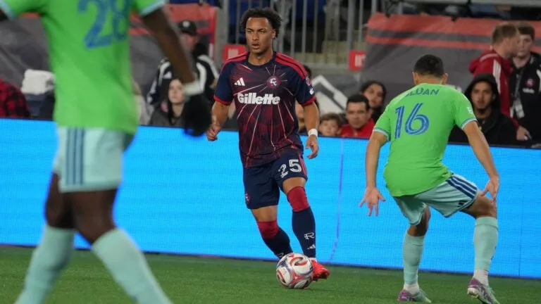 Andrew Thomas helps Sounders extend unbeaten streak to 9 with 3-0 victory over Revolution