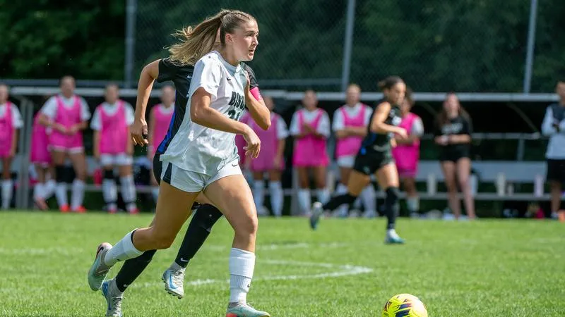 Women's Soccer Falls to No. 17 Hartford at Home