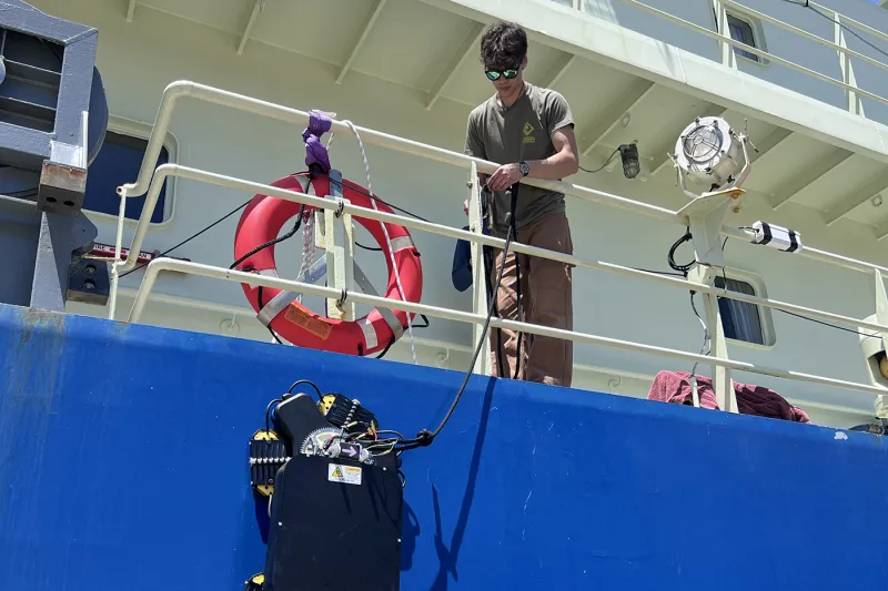 How do you clean a giant ship? This student builds robots for the job