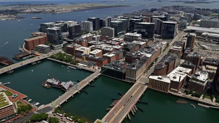 Wu's new plan to expand free public transit: free city-run shuttles