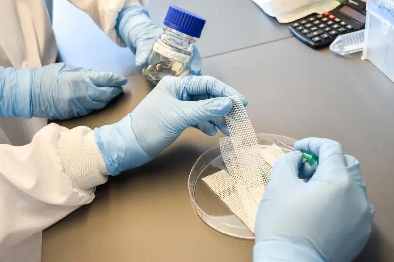 MIT spinout makes surgical stitching more like applying a sticky note
