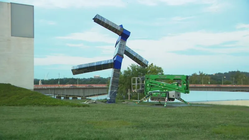 WATCH: 'Blue' statue removal at the Kennedy Center to disrupt traffic on Potomac Parkway