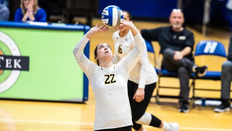 Towson Volleyball Takes Down Baltimore Rival Loyola to Kick Off Weekend