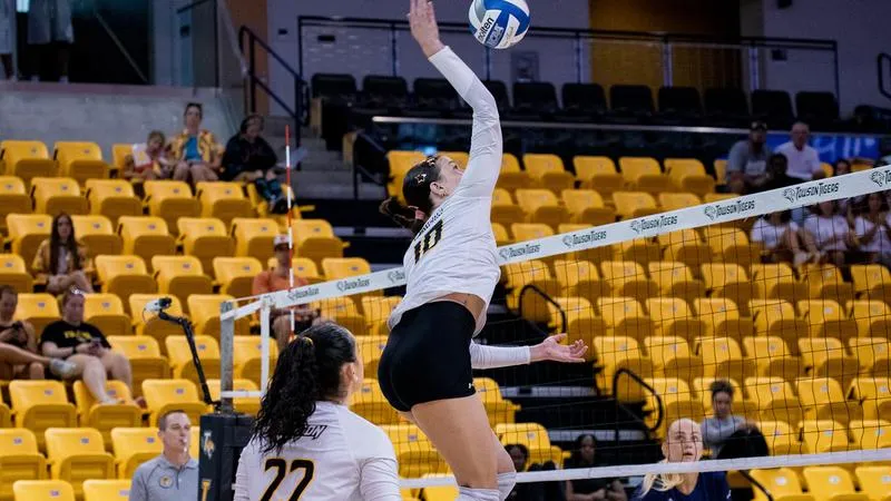 Volleyball Earns Straight-Set Victory over Robert Morris