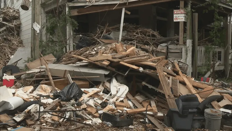 Abandoned home off Hilton Parkway draws dumping complaints from neighbors