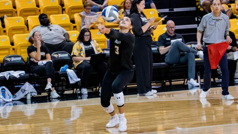 Volleyball's Comeback Thwarted by Charleston