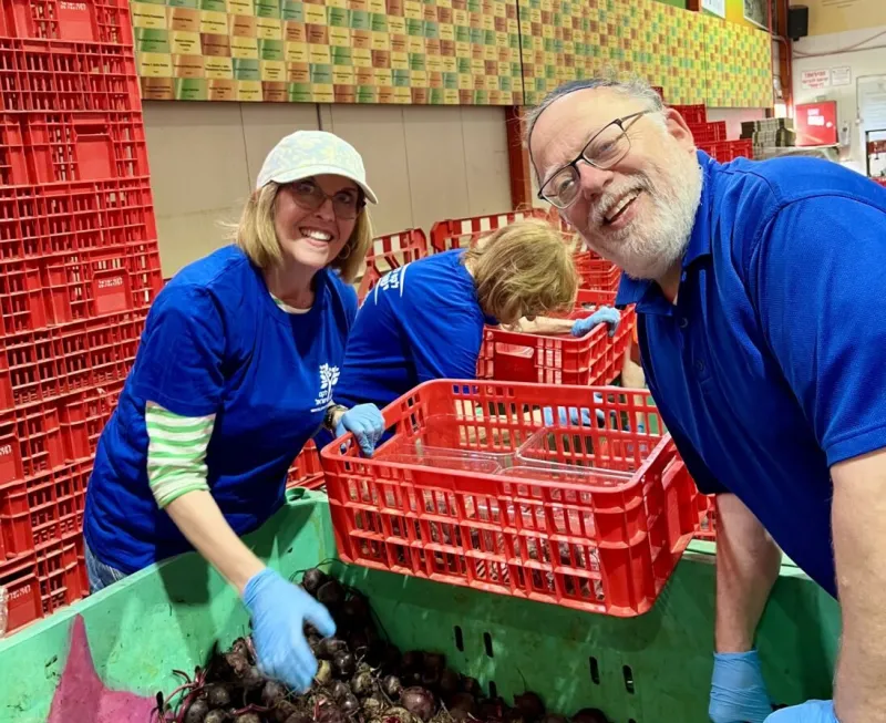 Cheryl and Norman Gras Make Volunteering a Family Affair at Shomrei Emunah