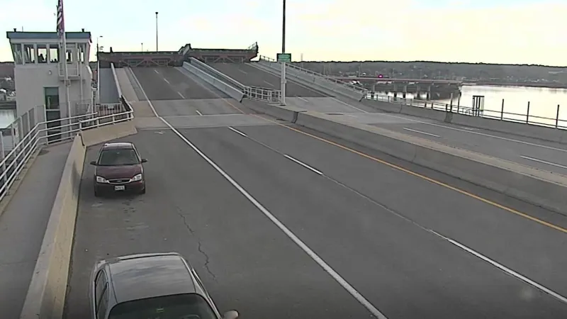 Large vehicles temporarily banned from crossing Casco Bay Bridge