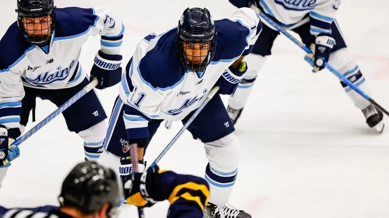 Pabich, Houle, and Hanson Score in Men's Hockey Win at Vermont, 3-1