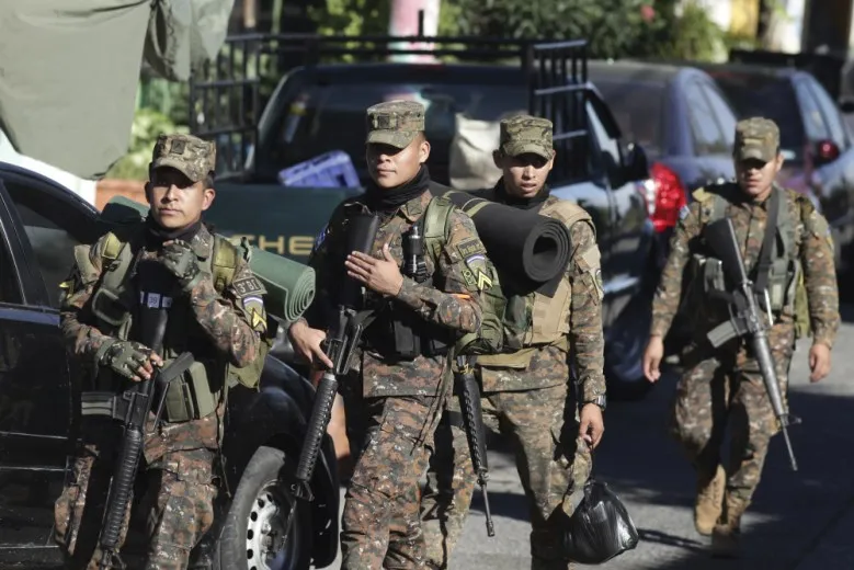 El Salvador sends 10,000 soldiers, police to seal off town