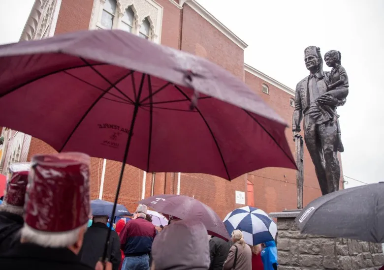 Kora Shriners reveal statue in honor of world-famous photograph